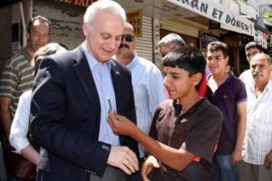 Amerikan B&uuml;y&uuml;kel&ccedil;isi'ne sakız verdi