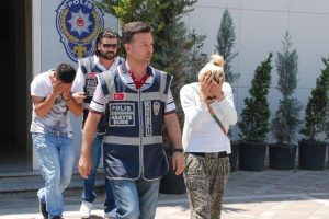 Yakalanacağını anlayınca kendini bı&ccedil;akladı