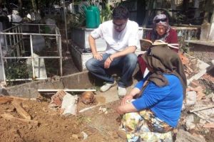 35 yıl &ouml;nce başlayan husumet y&uuml;z&uuml;nden mezarlar nakledildi