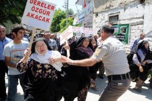 Başk&ouml;yl&uuml; kadınlardan heyete b&uuml;y&uuml;k tepki