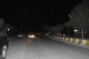 Gece yanmayan sokak lambaları g&uuml;nd&uuml;z yanıyor