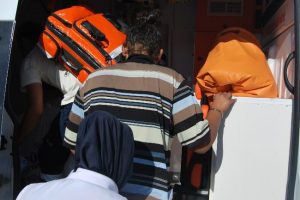Y&uuml;zmek i&ccedil;in kanala giren kız paniğe neden oldu