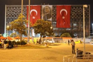 Atat&uuml;rk posteri yeniden asıldı...