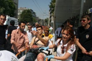 Adliye &ouml;n&uuml;nde bı&ccedil;aklı kavga: 6 yaralı