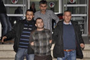 Kaderi kız arkadaşını ellerinde