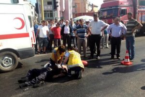 Yoldan karşıya ge&ccedil;erken otomobil &ccedil;arptı &ouml;ld&uuml;
