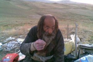 Sarıs&uuml;l&uuml;k'&uuml;n babası sokakta kağıt toplayarak yaşıyor