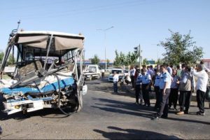 Servis midib&uuml;s&uuml; kamyona &ccedil;arptı: 14 yaralı
