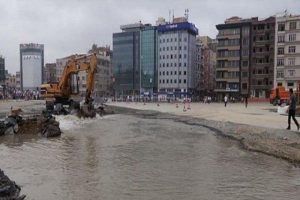 Taksim Metrosu istasyonuna girişler durduruldu