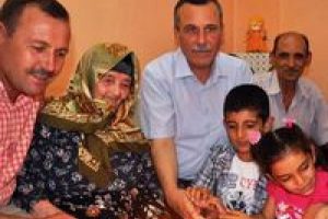 110 yaşında ilk doğum g&uuml;n&uuml; pastasını yedi