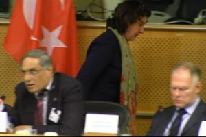 Suriyeli muhaliflerin g&ouml;rd&uuml;kleri işkenceler Flautre'ı ağlattı