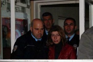 Birlikte yaşadığı adamı &ouml;ld&uuml;ren kadına m&uuml;ebbet hapis