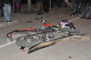 TIR'a &ccedil;arpan motosiklet s&uuml;r&uuml;c&uuml;s&uuml; &ouml;ld&uuml;