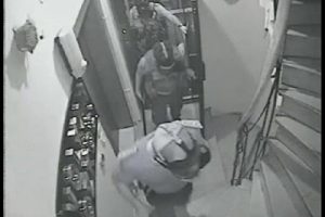 "Apartmandaki polis dayağı" g&uuml;venlik kamerasında