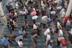 Camiye sığmayan cemaat kilisede namaz kıldı