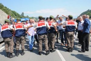 K&ouml;yl&uuml;ler karayolunu ulaşıma kapattı, arbede &ccedil;ıktı