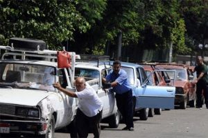 Mısır'da benzin kuyrukları uzuyor