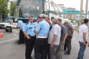 &Uuml;st ge&ccedil;it kullanmayan yayalara otob&uuml;s &ccedil;arptı