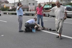 Yolun karşısına ge&ccedil;erken cipin altında kalıp yaralandı