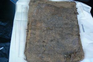 Satmaya &ccedil;alıştığı bin 700 yıllık İncil ile yakalandı