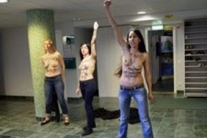 FEMEN'li kadınlar bu kez camide soyundu