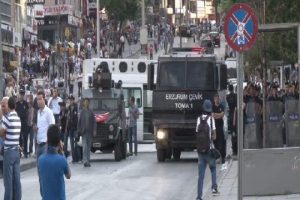 Kızılay Meydanı'na yürümek isteyen gruba polis müdahalesi