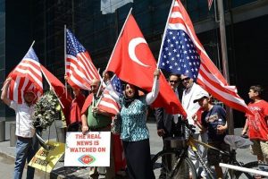 ABD'deki Türkler CNN'i protesto etti