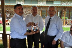 Bakan Yılmaz vatandaşları dinledi