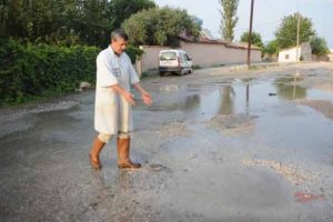 Kanalizasyon M&uuml;d&uuml;r&uuml;'n&uuml;n &ccedil;iftliğini kanalizasyon suyu bastı