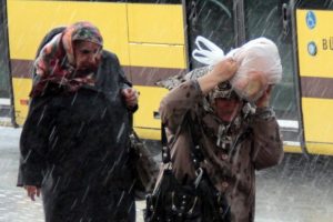 Bursalılar yağmura hazırlıksız yakalandı