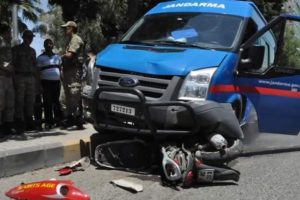 Motosikletiyle jandarmaya &ccedil;arptı