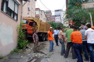 Freni boşalan kamyon evin duvarına &ccedil;arptı