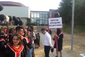 Mezuniyet t&ouml;reninde pankartlı Gezi protestosu