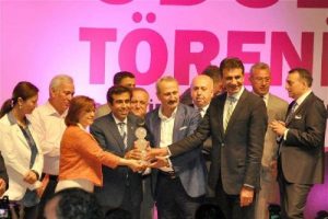 &Ccedil;ağlayan iş adamlarına &ouml;d&uuml;llerini verdi