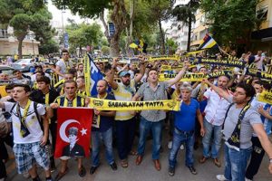 Fenerbah&ccedil;eli taraftarlardan protesto y&uuml;r&uuml;y&uuml;ş&uuml;