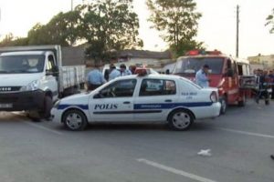 Motosiklet kamyonun altına girdi!