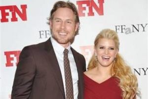 Jessica Simpson yeniden anne