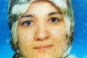 Evinin &ouml;n&uuml;nde pompalı t&uuml;fekle &ouml;ld&uuml;r&uuml;ld&uuml;