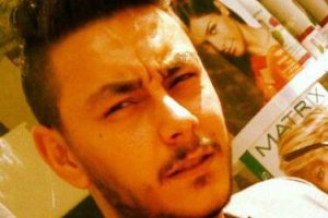 Kontrolden &ccedil;ıkan motosiklet bariyerlere &ccedil;arptı