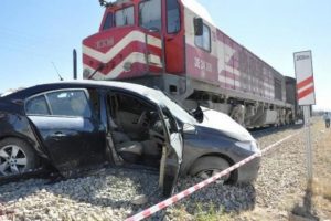 Y&uuml;k terni otomobille &ccedil;arpıştı