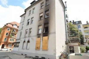 Almanya'da yine ş&uuml;pheli yangın: 1 &ouml;l&uuml;