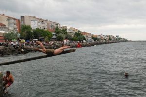 Yağlı direkten bayrağı b&ouml;yle aldı