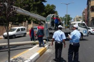 Beton mikserinin &ccedil;arptığı direk minib&uuml;s&uuml;n &uuml;zerine devrildi