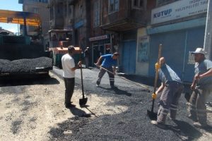 20 yıldır g&ouml;rmedikleri asfaltla karşılaşınca...