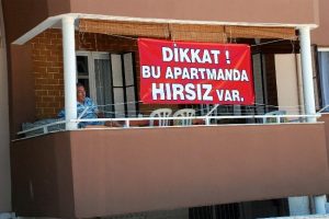 Komşu inadı pankart astırdı