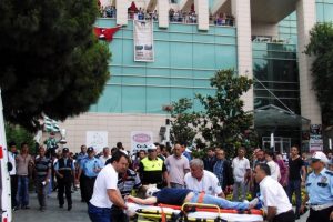AVM'den d&uuml;şen kız kurtarılamadı