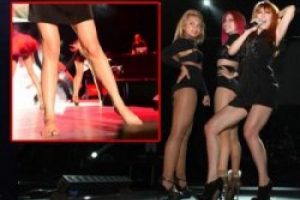 &Ccedil;ıplak ayakla konser verdi