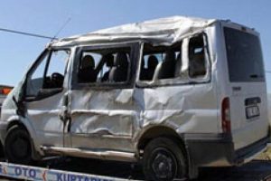 Minib&uuml;s takla attı: 10 yaralı
