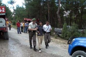Ormanı yakarken yakalandı