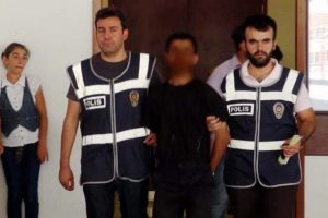 Yatak odasında yakalandı
